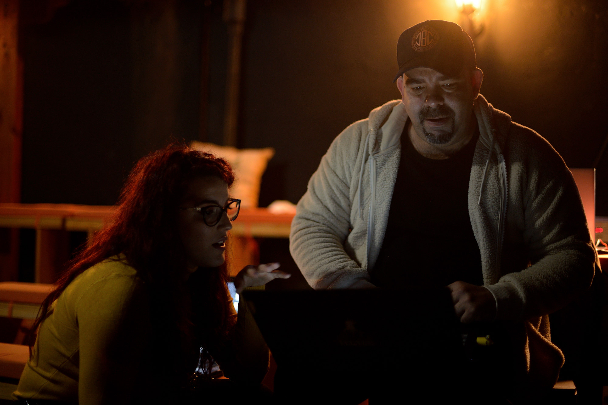 Alys Alfonso y Miki Galban trabajando juntos en una producción teatral