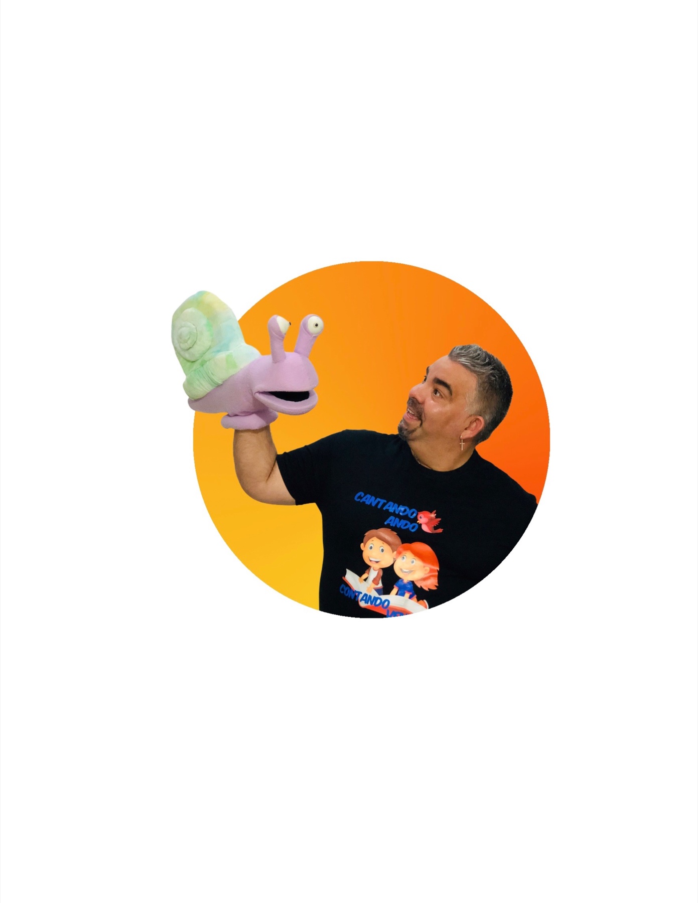 Miki Galban con uno de sus títeres