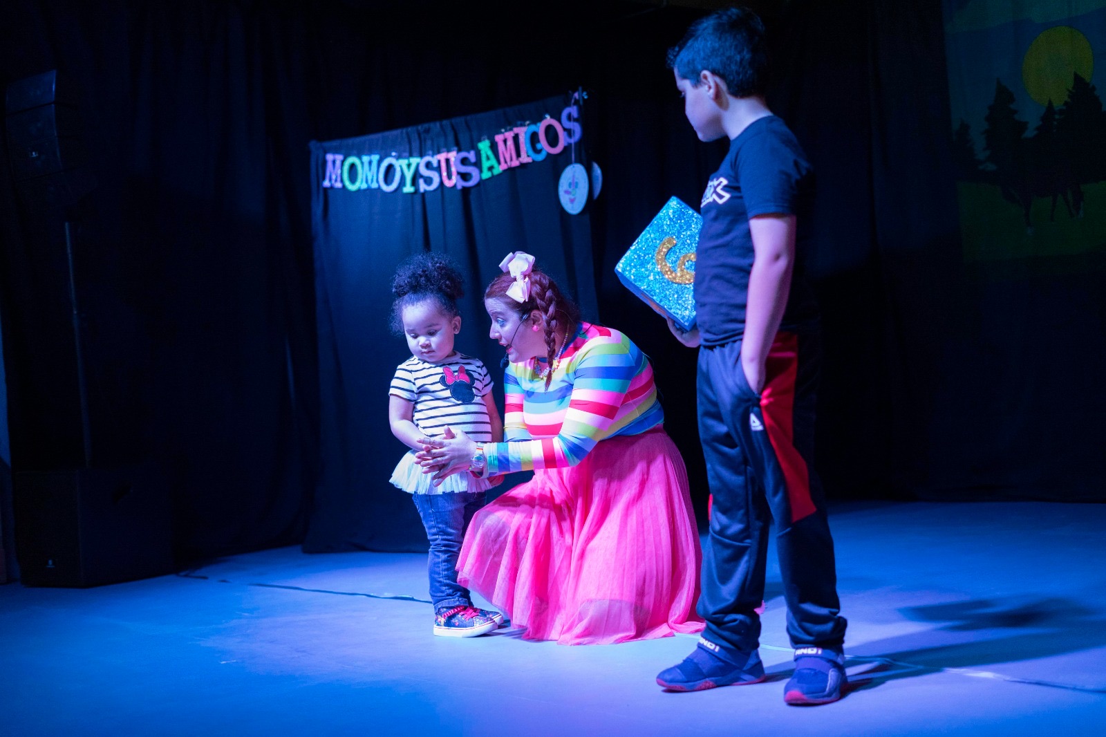 Momo interactuando con niños durante el espectáculo