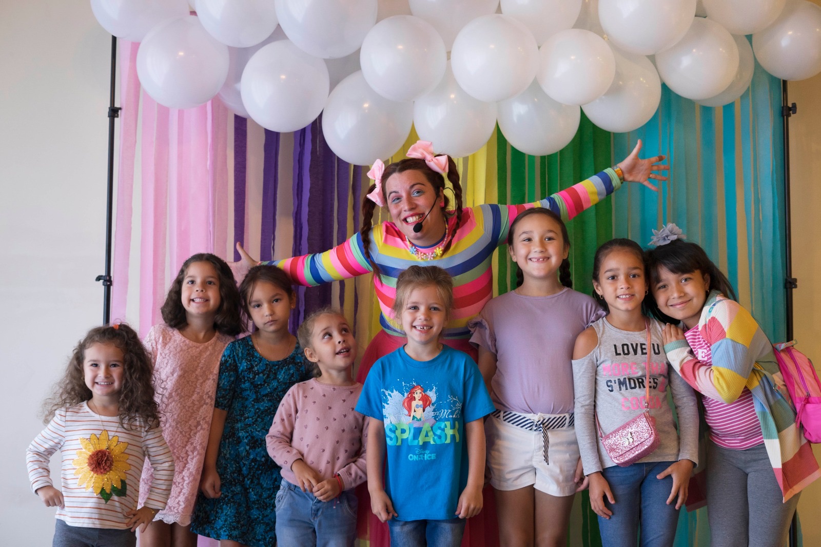 Momo junto a un grupo de niñas